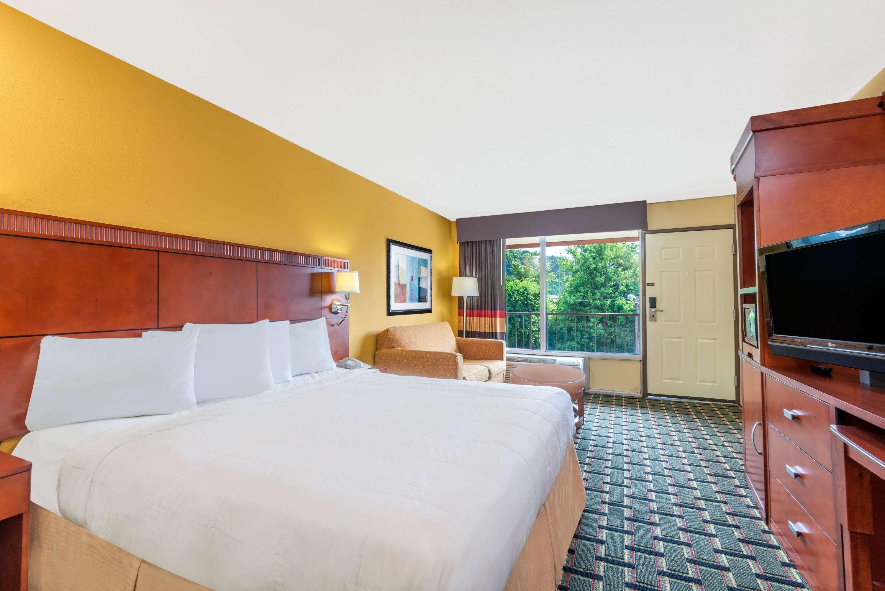 Days Inn By Wyndham Knoxville East Екстер'єр фото