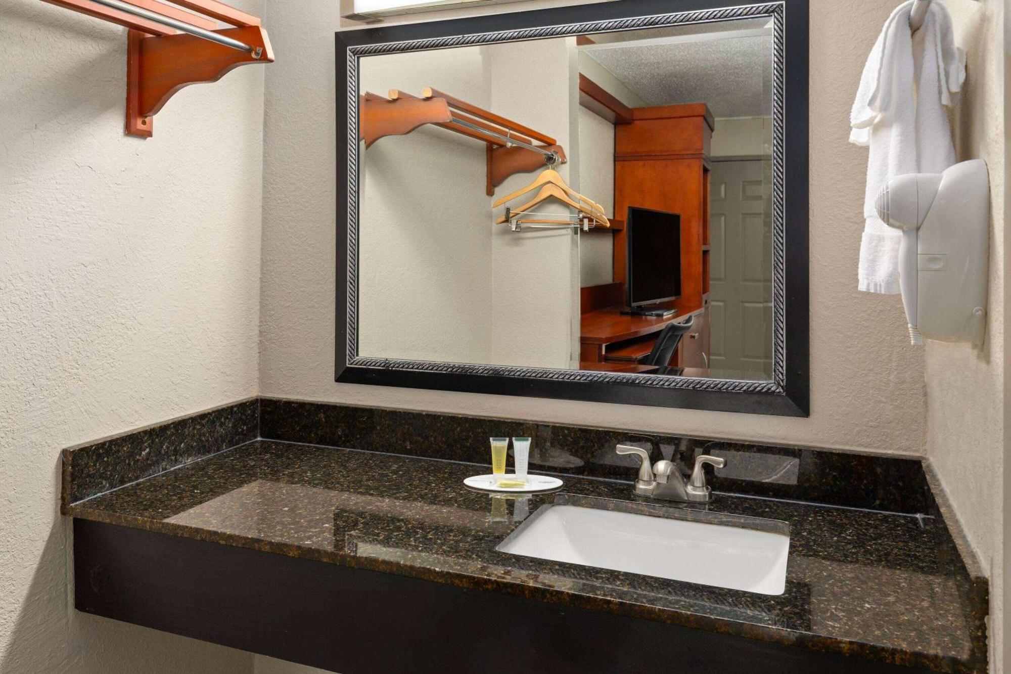 Days Inn By Wyndham Knoxville East Екстер'єр фото