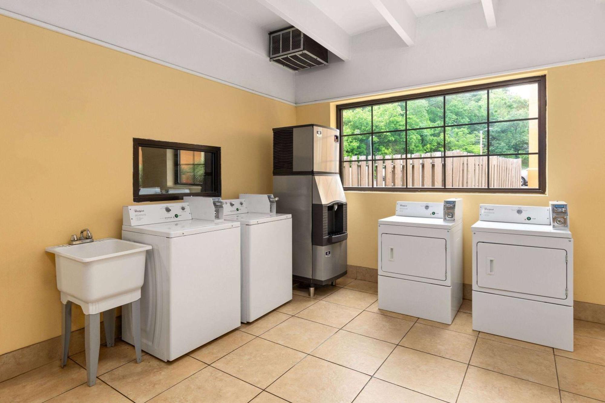 Days Inn By Wyndham Knoxville East Екстер'єр фото