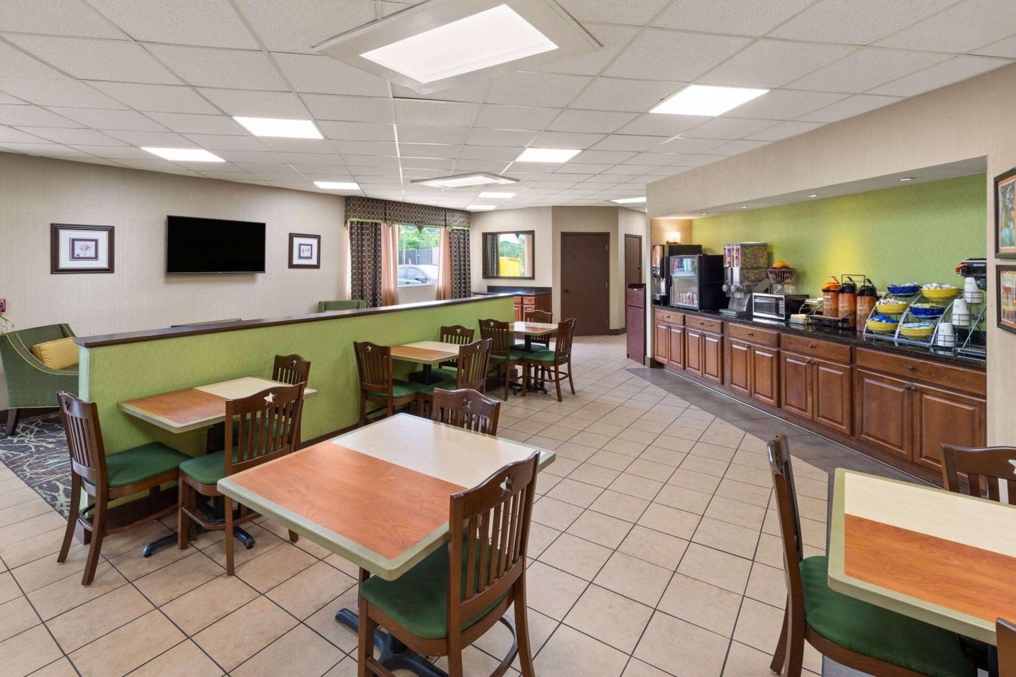 Days Inn By Wyndham Knoxville East Екстер'єр фото